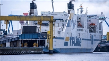 PRODUKTION - Das Fährschiff «Akka» der Reederei TT-Line wird in Rostock für die Überfahrt ins schwedische Trelleborg beladen. Foto: Jens Büttner/dpa