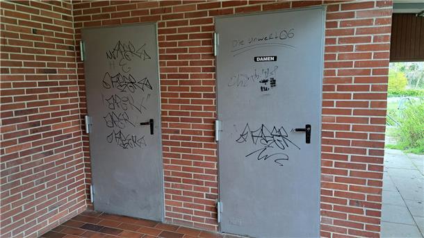 Vandalismus beim TSV Uthlede: Verein spricht Hausverbote für Jugendliche aus Die Türen des Vereinsheims des TSV Uthlede wurden beschmiert.