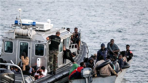 Mittelmeer-Migranten: „Sie behandeln uns wie Tiere“  Die tunesische Küstenwache fängt kleine Boote mit Migranten ab, die versuchen, das Mittelmeer zu überqueren.