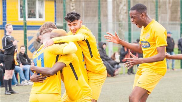 Die U19-Fußballer des TuSpo Surheide haben Grund zur Freude. Sie bleiben in der Regionalliga.