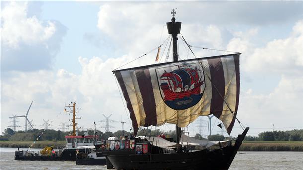 Die schönsten Bilder von der herrlichen Schiffs-Parade Die "Ubena" und ein Arbeitsboot.