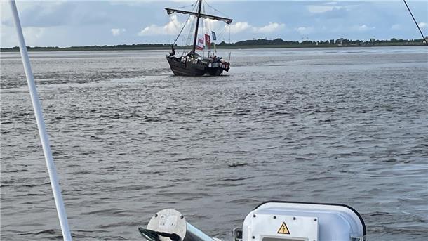 Auf der Außenweser ist am Donnerstagabend, 31. August 2023, ein Hansekoggen-Nachbau mit 45 Menschen an Bord festgekommen.