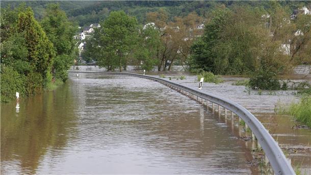 Hochwassernacht im Saarland - Scholz versichert Solidarität Die überflutete Straße L98 bei Cochem an der Mosel (Rheinland-Pfalz).