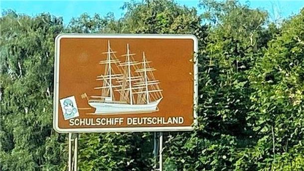Schild mit Aufschrift "Schulschiff Deutschland"