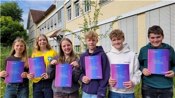 Schülerinnen und Schüler des Nordenhamer Gymnasiums halten stolz ihre Europässe in den Händen.