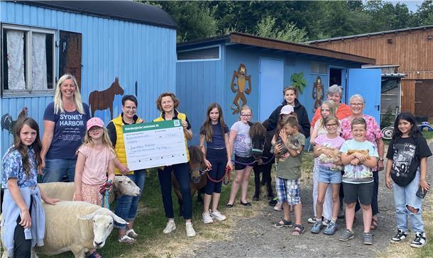 Spendenübergabe auf dem Gelände der Kinder- und Jugendfarm