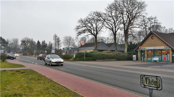 Vielbefahrene Straße am Einkaufszentrum in Nordholz