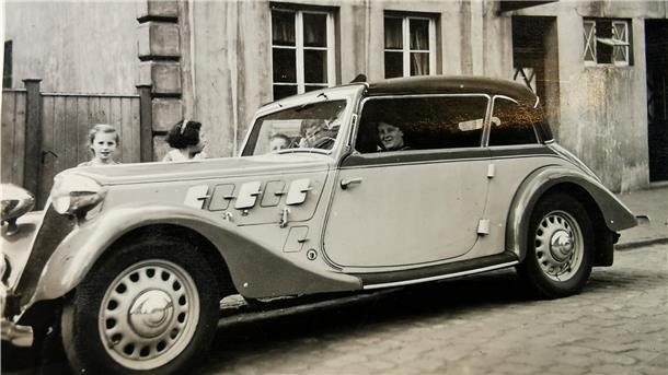 Die Ueckes verdienten mit dem Union-Kino gutes Geld. So gehörten sie auch zu den ersten Nordenhamern, die sich ein eigenes Auto (1937) leisten konnten.