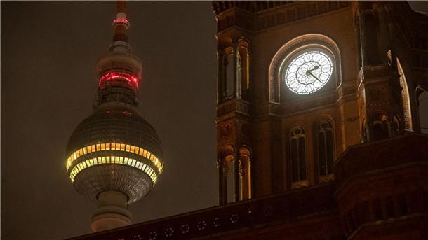 In Deutschland gilt wieder Sommerzeit Die Uhr am Roten Rathaus in Berlin zeigt die Uhrzeit an. Zum Beginn der Sommerzeit wurden die Uhren in der Nacht um eine Stunde vorgestellt.