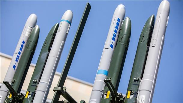 Krieg gegen die Ukraine: So ist die Lage Die Ukraine hat von Deutschland ein drittes Flugabwehrsystem vom Typ Iris-T erhalten.
