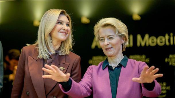 Globale Krisen dominieren Weltwirtschaftsforum in Davos Die ukrainische First Lady Olena Selenska (l) und Ursula von der Leyen, Präsidentin der EU-Komission, in Davos.