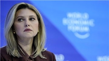 Die ukrainische First Lady, Olena Selenska, mahnte die Unternehmer, Staats- und Regierungschefs in ihrer Eröffnungsrede eindringlich, ihren Einfluss stärker zugunsten der Ukraine zu nutzen und forderte Waffen wie Investitionen.