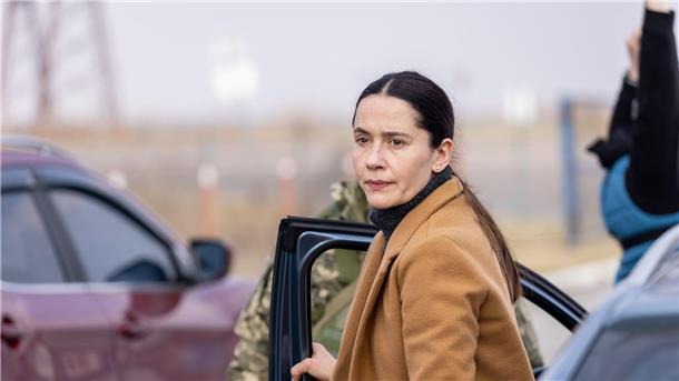 „In Her Car“: Der Ukraine-Krieg als Fernsehserie Die ukrainische Therapeutin Lydia (Anastasia Karpenko) bietet Mitfahrmöglichkeiten in ihrem Auto an.