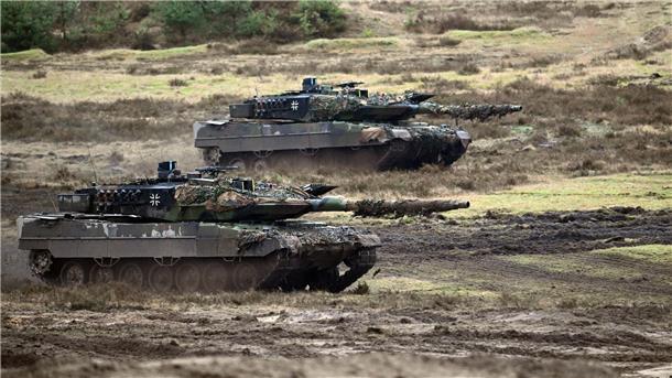 Ukrainer schließen ihre Kampfpanzer-Ausbildung ab „Die ukrainischen Soldaten haben sich nicht nur als unglaublich motiviert bewiesen, sondern auch als sehr befähigt, sich sowohl in die Technologie als auch in die Einsatzgrundsätze einzuarbeiten“, sagt der Kommandeur der Panzertruppenschule der Bundeswehr (Archivbild).