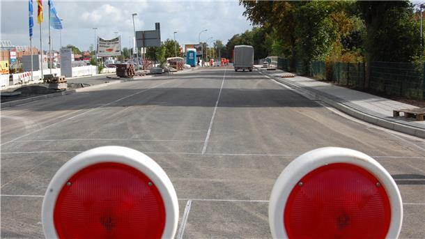 Die Umleitungen gehören der Vergangenheit an: Die Weserstraße wird am Sonnabend für den Verkehr freigegeben. Mit einer Einschränkung: Die Sielbrücke (im Hintergrund) kann nur einseitig passiert werden.