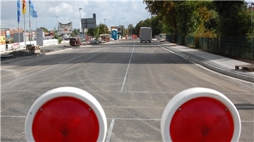 Die Umleitungen gehören der Vergangenheit an: Die Weserstraße wird am Sonnabend für den Verkehr freigegeben. Mit einer Einschränkung: Die Sielbrücke (im Hintergrund) kann nur einseitig passiert werden.