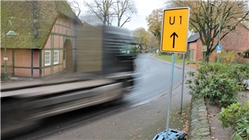 Die Umleitungsstrecke für die Vollsperrung der B71 führt durch den kleinen Ort Wellen. Viele Lastwagenfahrer ignorieren jedoch das geltende Tempolimit von 30 km/h.