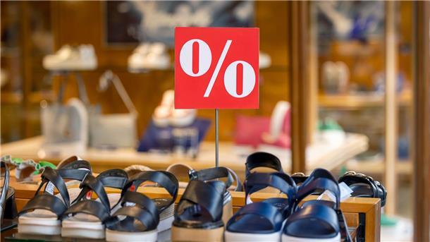 Temu und Shein machen dem deutschen Schuhhandel zu schaffen Die Umsätze der Schuhhändler in Deutschland waren in der ersten Jahreshälfte 2024 niedriger als im gleichen Zeitraum des Vorjahres.