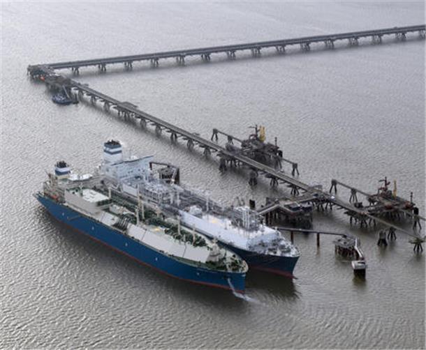 Gewaltige Schiffe sorgen in Wilhelmshaven für Alternative zum Russen-Gas Die Umschlaganlage Voslapper Groden im Jadebusen wurde 2022 im Rekordtempo für die Anlandung von Flüssiggas umgebaut.