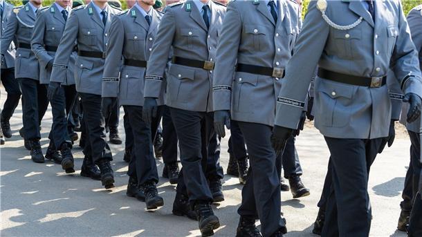 Soldaten sollen aktuellere Uniformen erhalten Die Uniformen der Bundeswehr sollen auf einen aktuelleren Stand gebracht werden. (Archivbild)