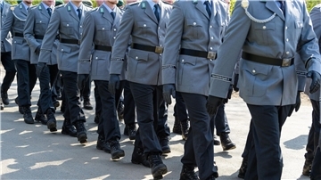 Die Uniformen der Bundeswehr sollen auf einen aktuelleren Stand gebracht werden. (Archivbild)