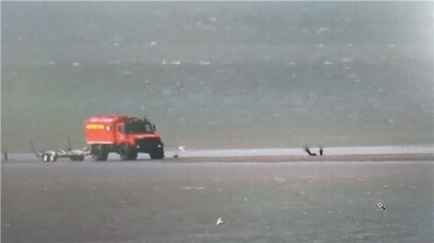 Die Unimogs der Berufsfeuerwehr und der DLRG auf dem zum Teil bereits überfluteten Wattenweg.
