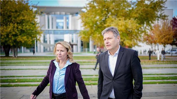 Unionsfraktionsspitze für U-Ausschuss zu Atom-Laufzeit Die Unionsfraktionsspitze wirft Bundeswirtschaftsminister Robert Habeck und Bundesumweltministerin Steffi Lemke fehlende Transparenz vor.