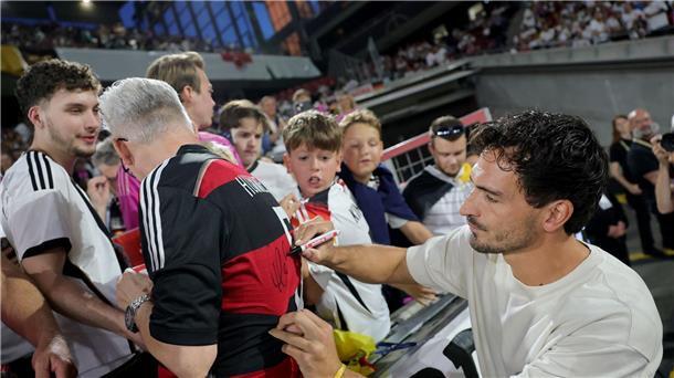 „Danke, Mats“: DFB ehrt Hummels Die Unterschrift von Hummels ist immer noch begehrt.
