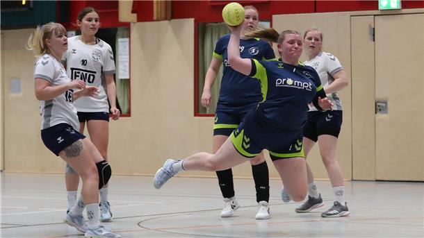 Werder Bremen kommt zum ersten Heimspiel der HSG Unterweser nach Rodenkirchen Handballspiel der Frauenmannschaft der HSG Unterweser mit Liska Stuhrmann (beim Wurf)