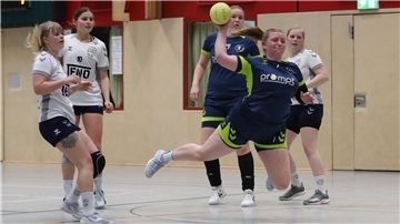 Werder Bremen kommt zum ersten Heimspiel der HSG Unterweser nach Rodenkirchen Handballspiel der Frauenmannschaft der HSG Unterweser mit Liska Stuhrmann (beim Wurf)