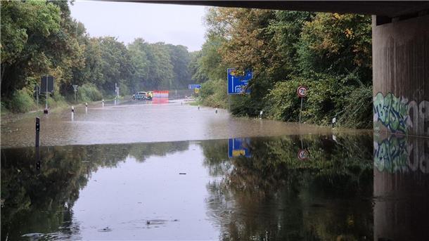 Starkregen überflutet Straßen und Keller im Westen Die Unwetter bringen teils extremen Regen mit.