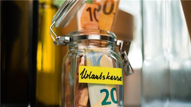 Gewerkschaft NGG: Tarifliches Urlaubsgeld gilt für alle Die Urlaubskasse ist spärlich gefüllt. Urlaubsgeld kann sie auffüllen. Dabei wissen laut NGG viele gar nicht, dass sie darauf einen Anspruch haben.