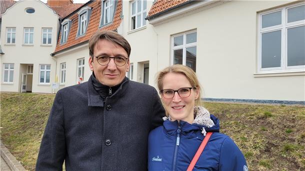 Die Urologin Dr. Anne-Katrin Munk-Hartig und ihr Mann, der Rheumatologe Dr. Ingo Hartig werden im Frühsommer eine Praxisgemeinschaft im RVZ in Nordholz (Hintergrund) beziehen.