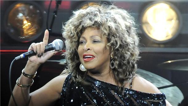 Doku über Tina Turner - „Als ob man vom Zug überrollt wird“ Die US-amerikanische Sängerin Tina Turner auf der Bühne.