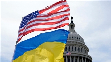 Die US-amerikanische und die ukrainische Flagge wehen vor dem Kapitol in Washington im Wind. Das Pentagon will Kiew bei der Luftverteidigung unterstützen und auch Artilleriemunition liefern.