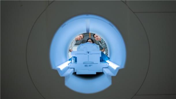 Die US-Forscher Alex Huth (l-r), Shailee Jain und Jerry Tang sammeln Daten zur Gehirnaktivität im Biomedical Imaging Center der University of Texas in Austin.