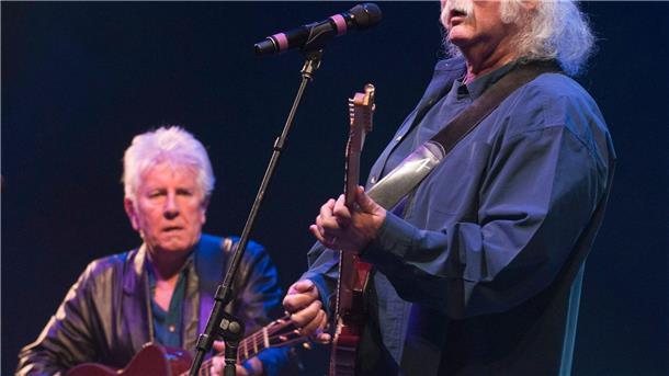 Die US-Musiker David Crosby (r) und Graham Nash teilen sich die Bühne.