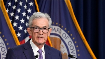 Die US-Notenbank Fed deutet für das laufende Jahr nur eine Zinssenkung an - eine Abkehr von den bisher drei prognostizierten Zinsschritten. Alle seien sich einig, dass das weitere Vorgehen von den Daten abhängen werde, sagte Fed-Chef Jerome Powell.