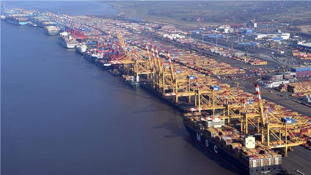 Trump-Zölle auf EU-Importe könnten Bremerhaven hart treffen Der Containerterminal an der Stromkaje in Bremerhaven aus der Luft fotografiert.