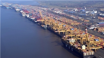 Der Containerterminal an der Stromkaje in Bremerhaven aus der Luft fotografiert.