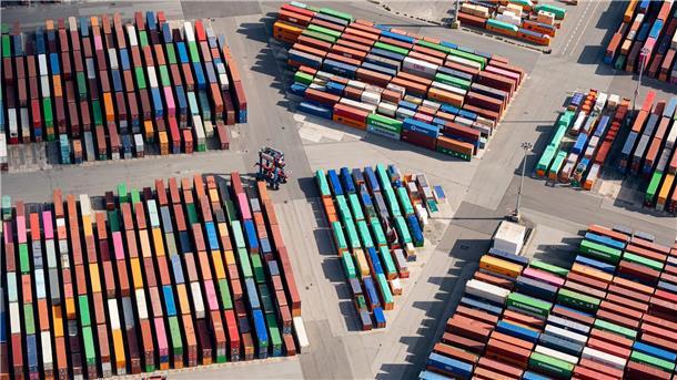 Trump-Zölle auf EU-Importe könnten Bremerhaven hart treffen Die USA sind der zweitwichtigste Handelspartner des Hafens Hamburg. Der wichtigste ist China. (Archivbild)