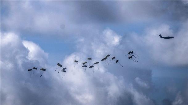 Die USA und andere Staaten haben kürzlich damit begonnen, die Zivilbevölkerung im Gazastreifen aus der Luft mit Hilfsgütern zu versorgen.