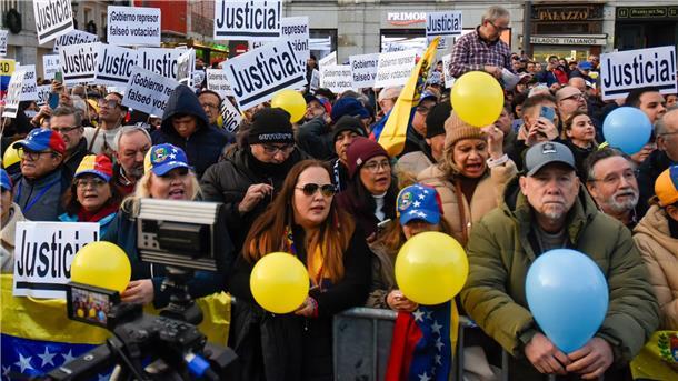 Deutschland bei Asylanträgen nur noch auf Platz drei Die Venezolaner stimmen mit den Füßen ab. Millionen von Menschen haben das südamerikanische Land seit dem Amtsantritt von Präsident Maduro verlassen. (Archivbild)