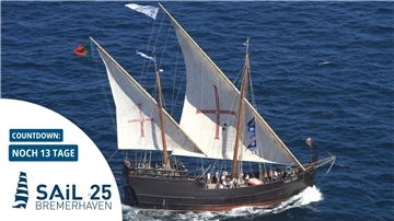 Ein Schiff segelt auf dem offenen Meer.