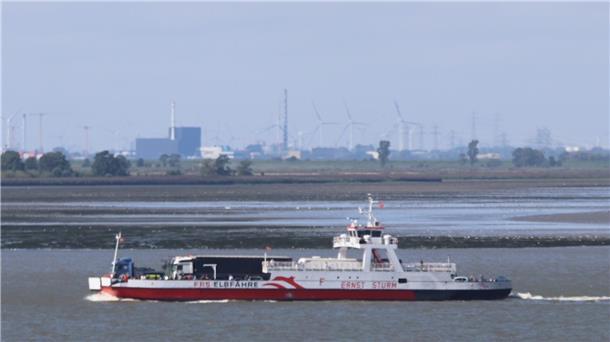 Blick auf eine  Fähre. Die Verbindung Wischhafen–Glückstadt leidet unter Schlick und enger Rinne. FRS wirbt für neue Doppelanleger, während Hannover die A20-Elbtunnel-Planung priorisiert.