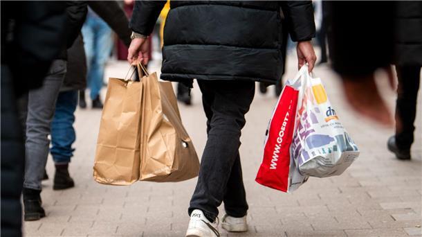 Strohfeuer oder Langzeiteffekt? Konsumklima steigt Die Verbraucherstimmung in Deutschland hat sich im Juli leicht aufgehellt.(Archivbild)