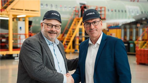 Beschlossen: Leiharbeit bei Airbus wird begrenzt Die Verhandlungsführer nach dem Abschluss: Daniel Friedrich (links), Bezirksleiter IG Metall Küste und Airbus-Verhandlungsführer Marco Wagner.