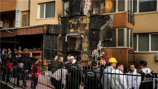 Mindestens 29 Tote nach Brand in Istanbuler Nachtclub Die verkohlte Hauswand des Nachtclubs in Istanbul.