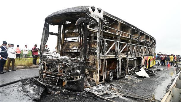 Mindestens 20 Tote nach Busunfall in Indien Die verkohlten Überreste des Passagierbusses liegen auf einer Landstraße im Dorf Chinnatekuru.