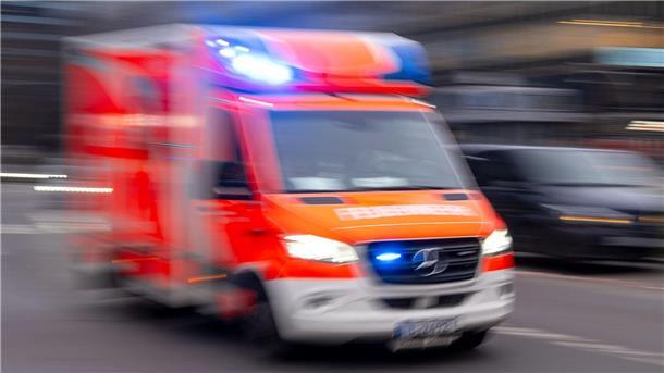 Windböe bringt Motorradfahrer zu Fall: schwer verletzt Ein Rettungswagen der Feuerwehr fährt mit Blaulicht zu einem Einsatz.